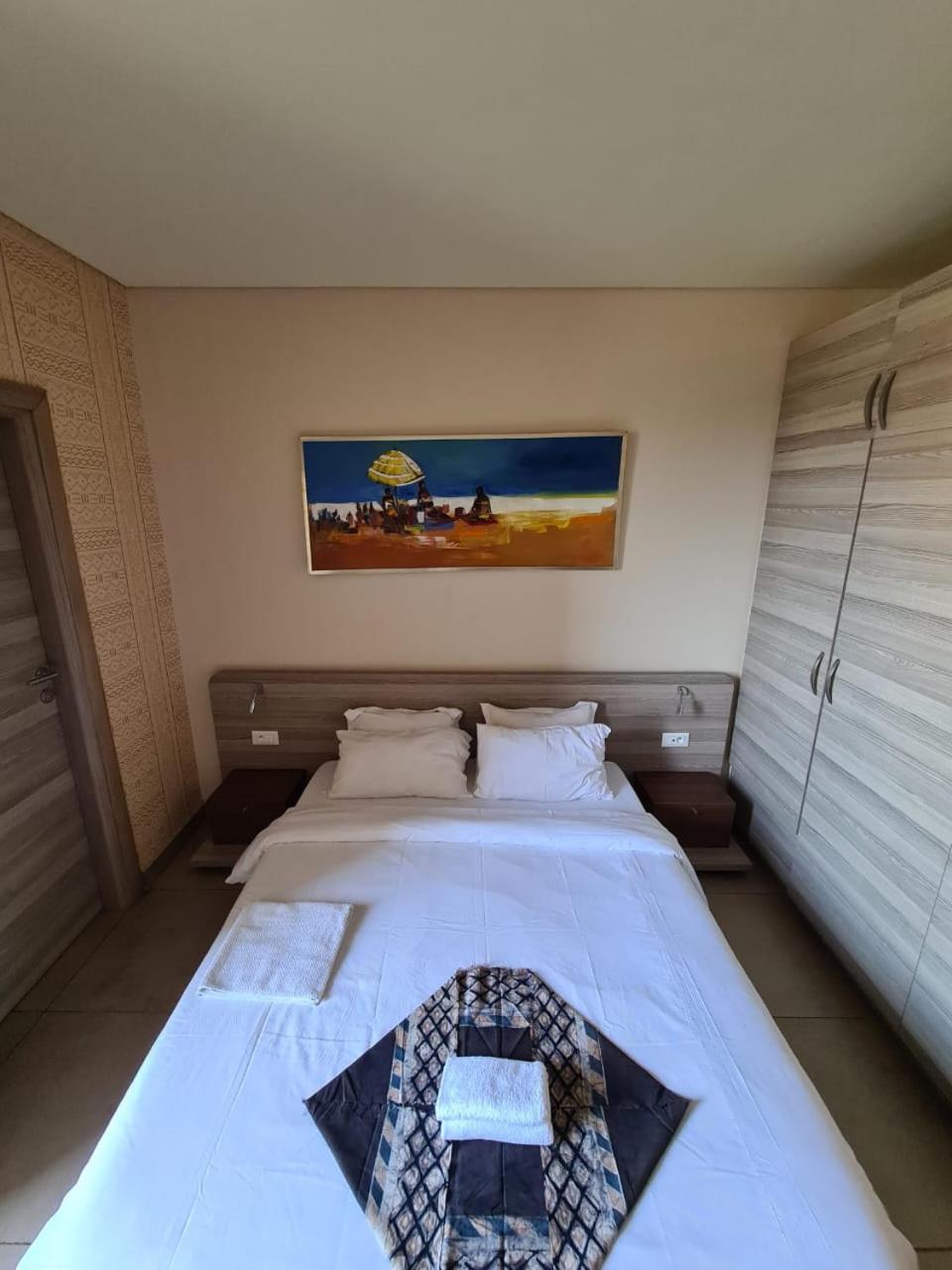 Roots Hotel Apartments Абіджан Екстер'єр фото