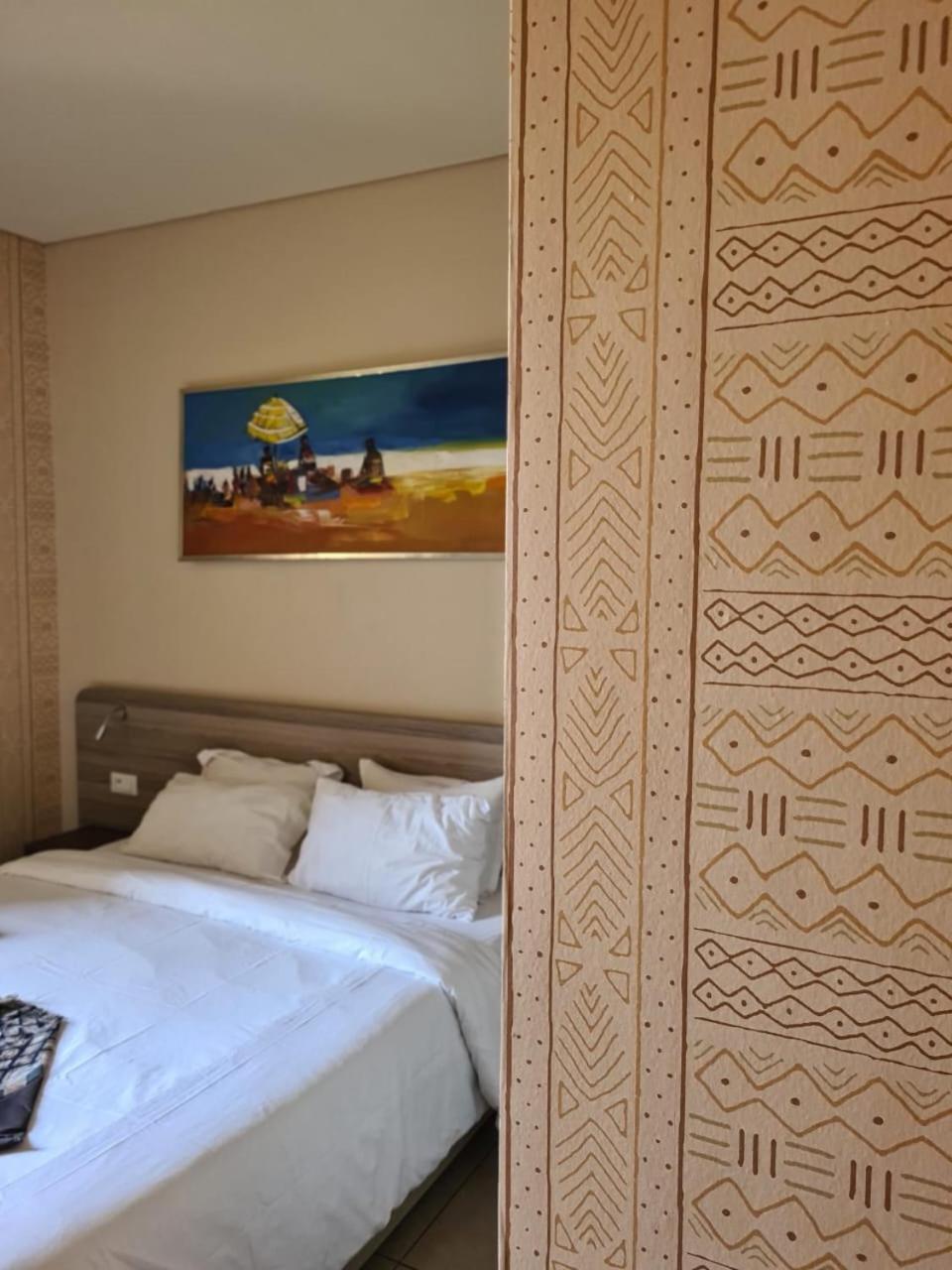 Roots Hotel Apartments Абіджан Екстер'єр фото